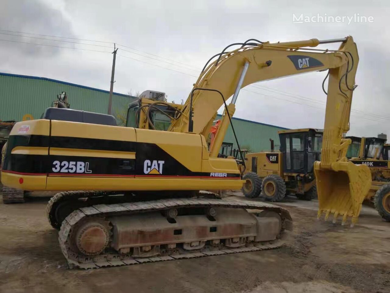 Caterpillar 325B tracked excavator