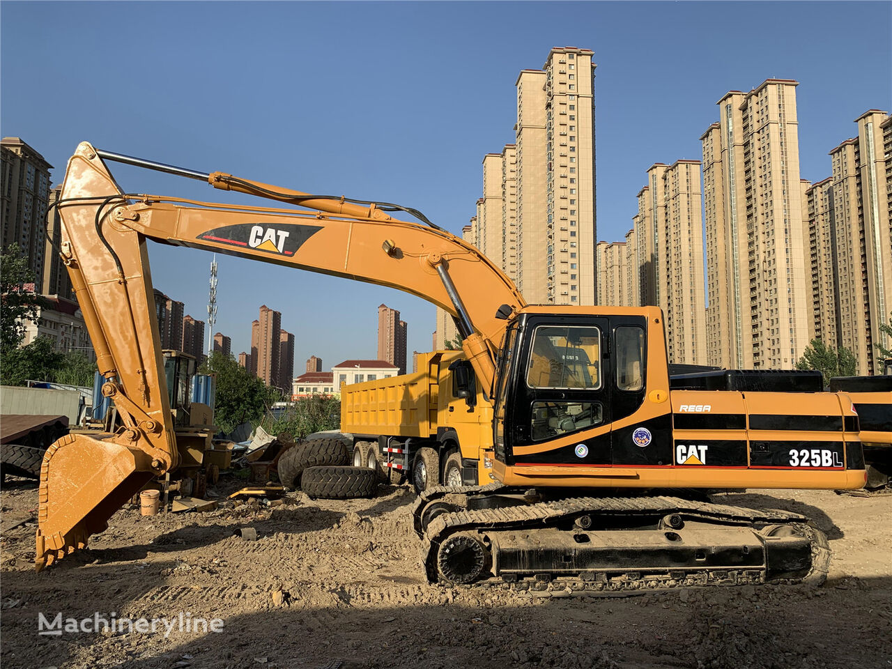 Caterpillar 325BL tracked excavator