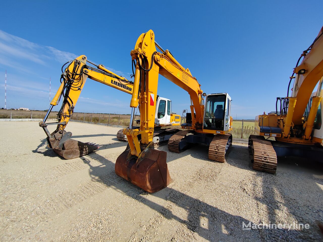 Liebherr R900B tracked excavator